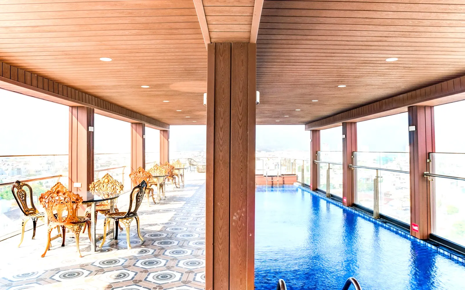 Ngắm pháo hoa tại khách sạn có hồ bơi, cảm giác thật ấm cúng