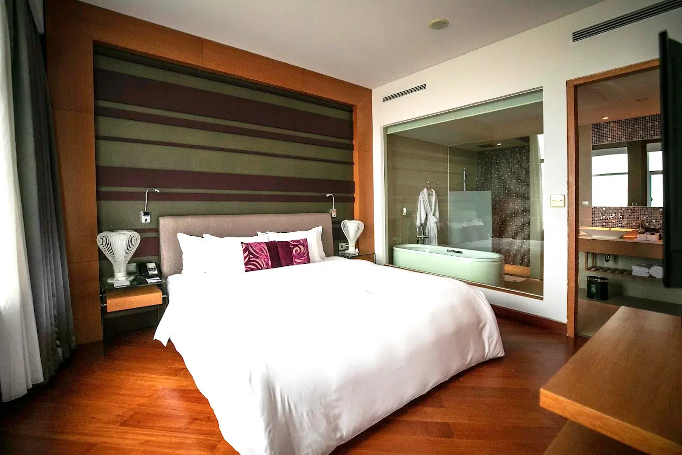 Phòng ngủ ấm cúng tại Grand Mercure Danang