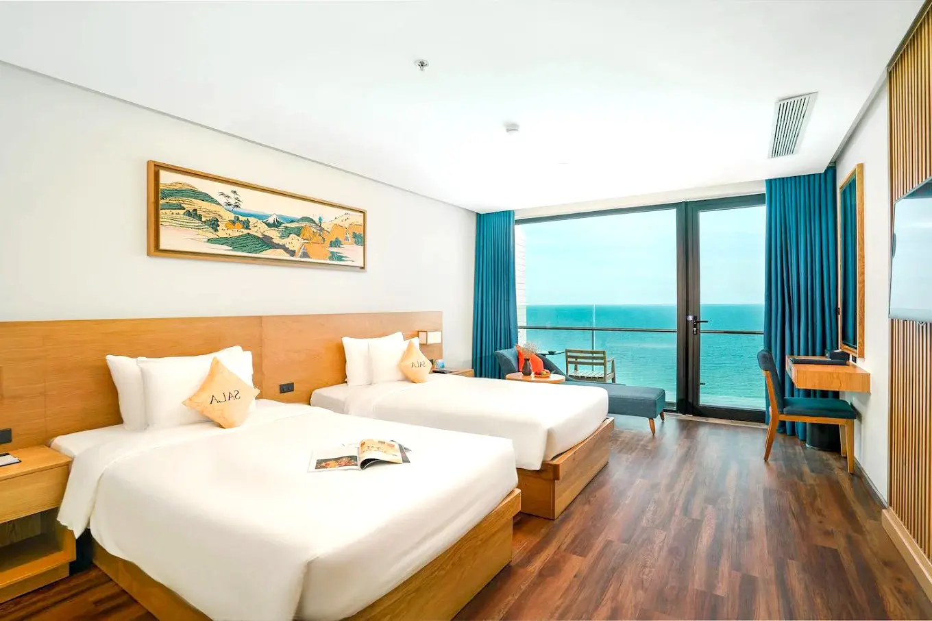 Phòng ngủ hai giường đơn tại khách sạn Altara Suites