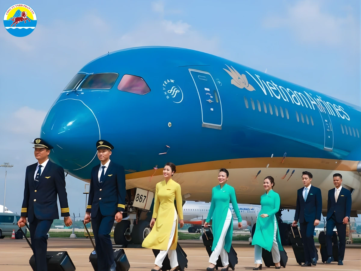 Máy bay là phương tiện nhanh và thuận tiện nhất khi đi Lào