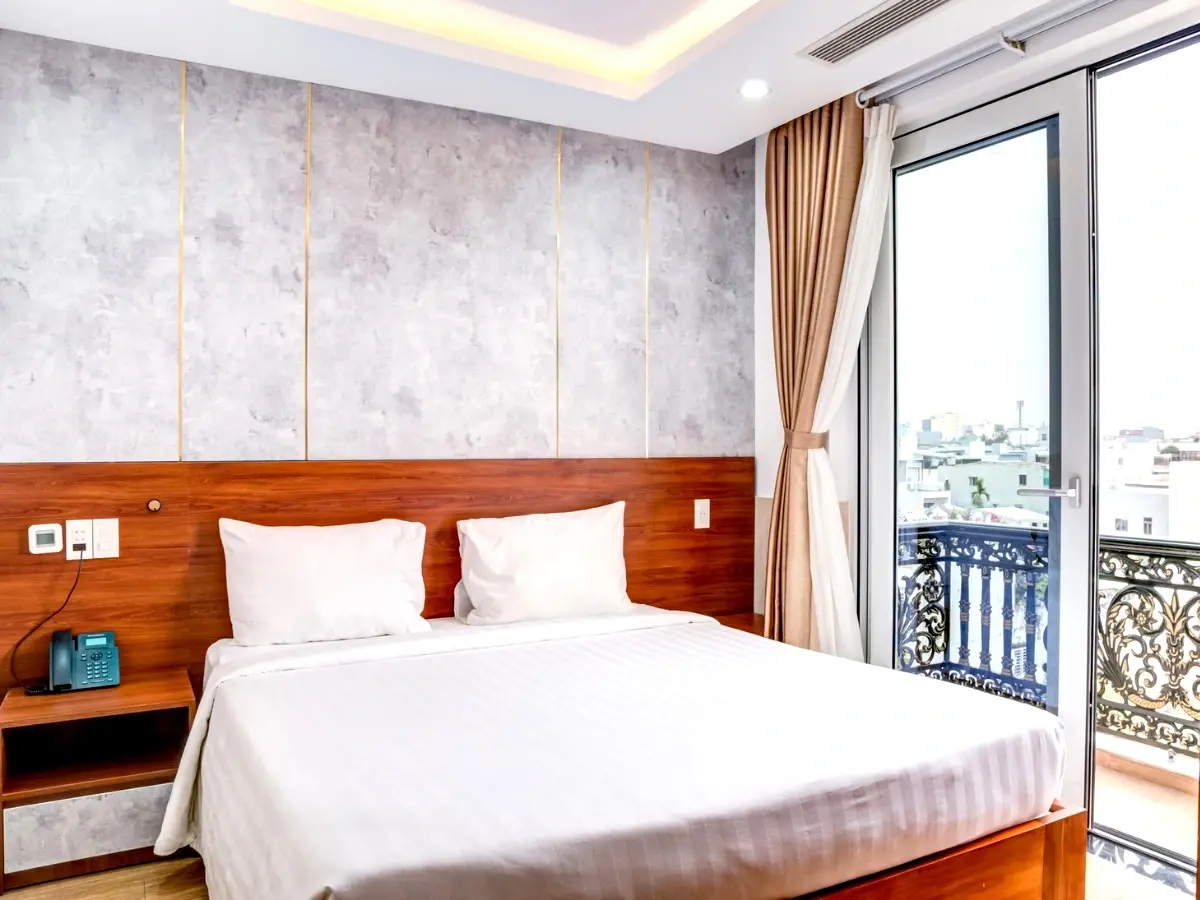 Phòng nghỉ có cửa số hướng về phía cầu Sông Hàn