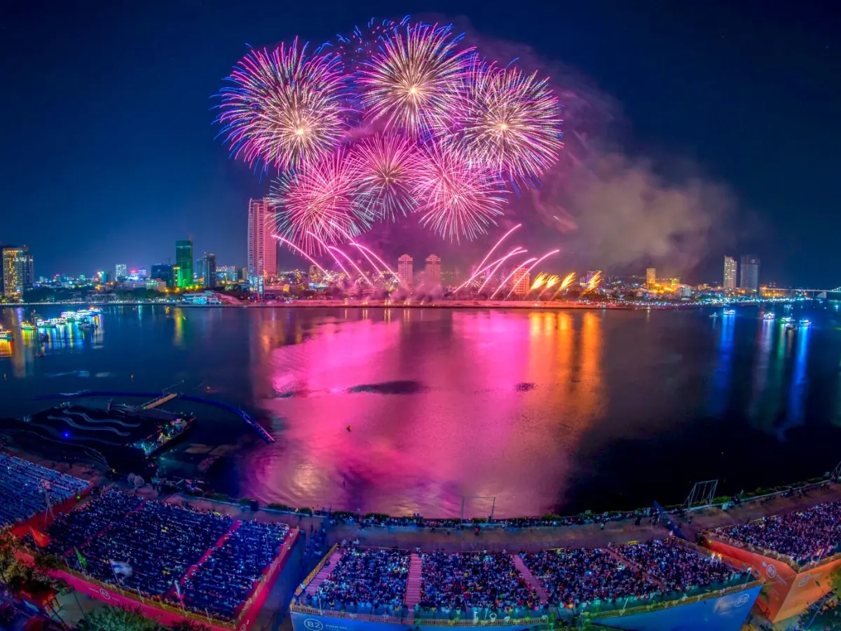 Khán đài xem pháo hoa được phân chia theo từng khu vực cho bạn lựa chọn