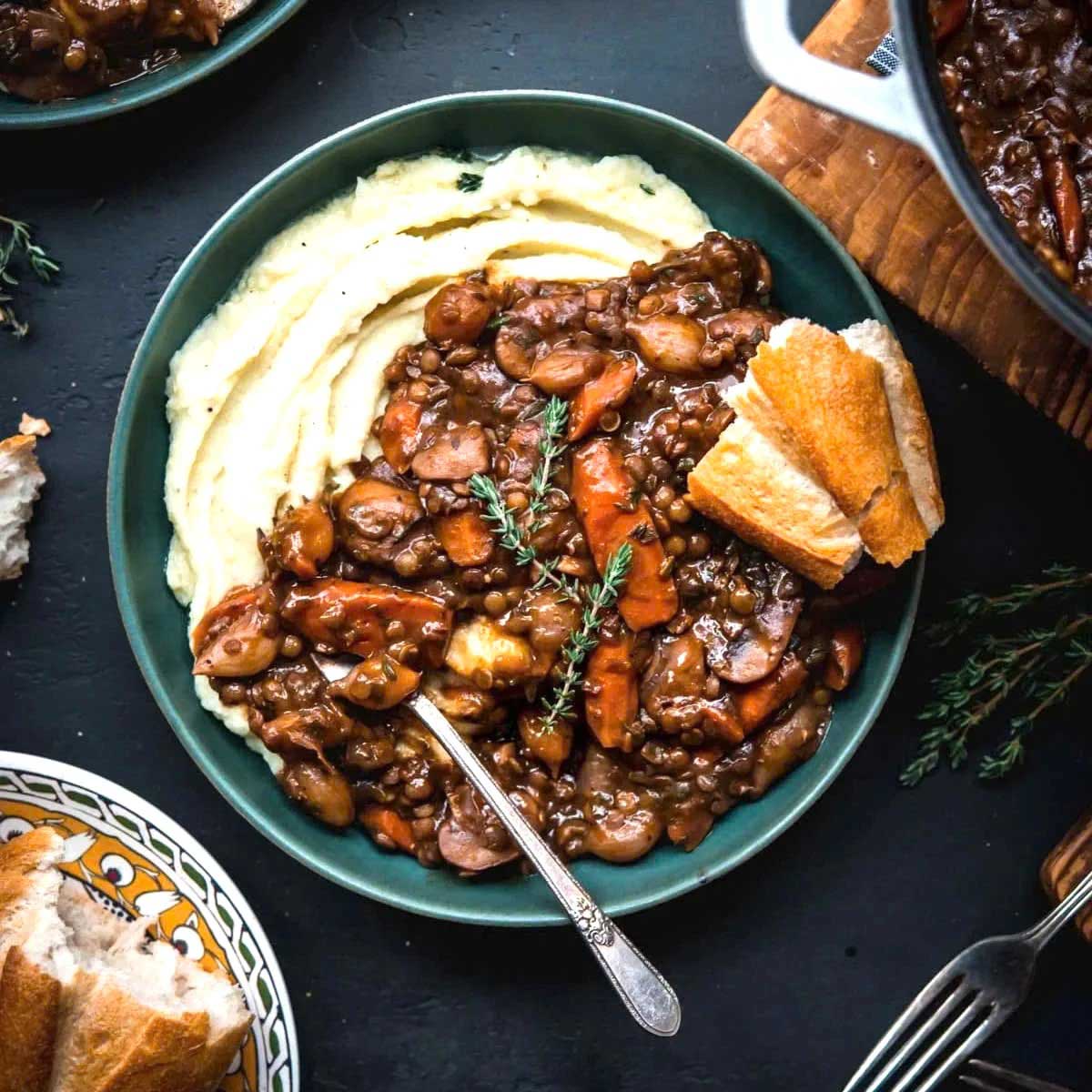 Coq au Vin là món gà nấu rượu vang