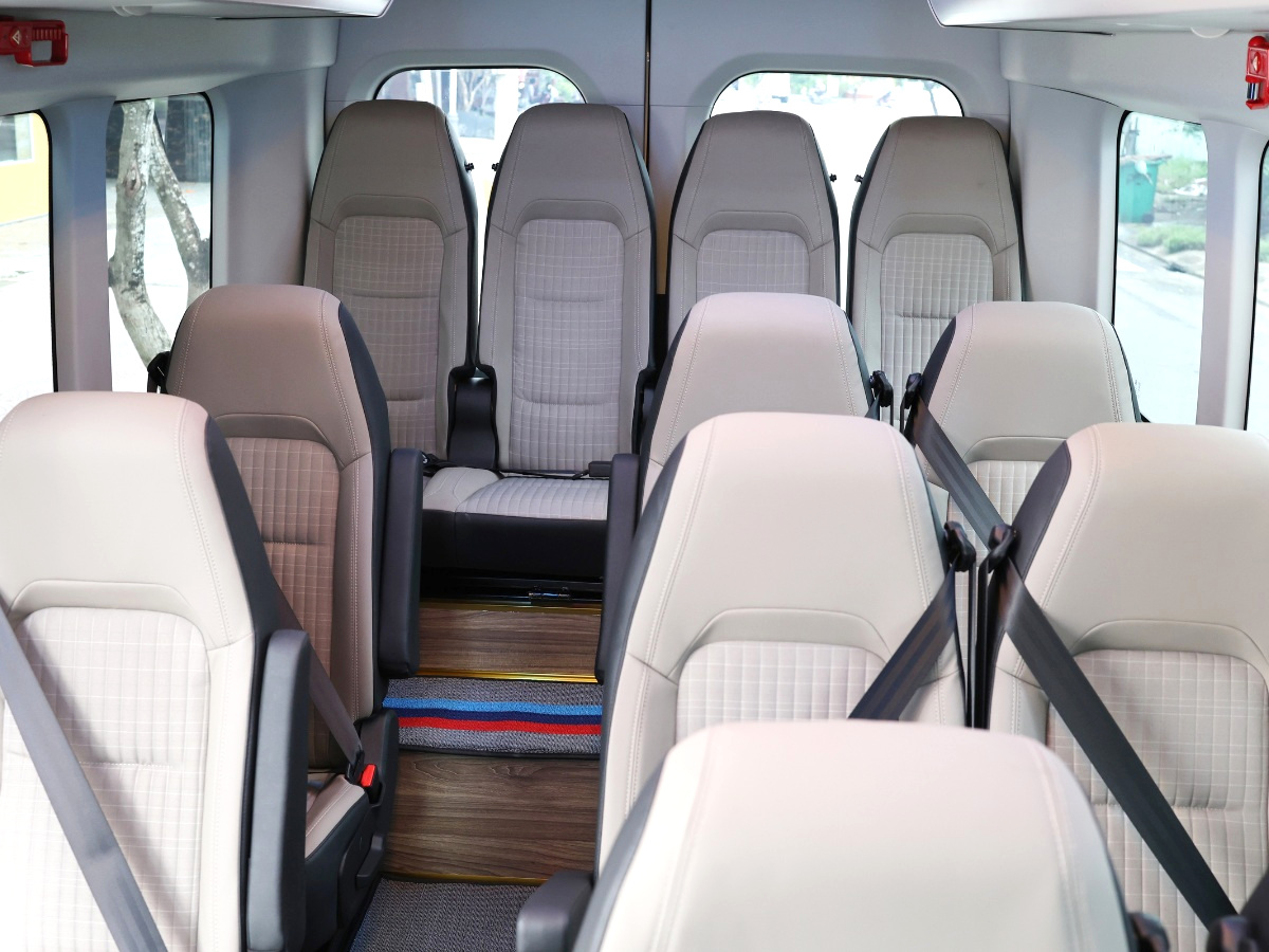 Hệ thống ghế ngồi bọc da cực xịn, đảm bảo sự êm ái cho hành khách