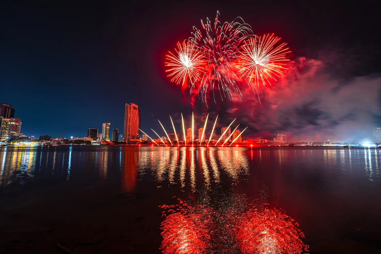 Sự kiện pháo hoa quốc tế thu hút đông đảo du khách trong và ngoài nước