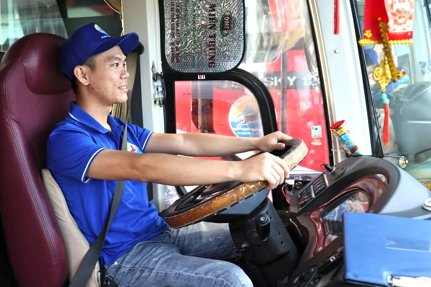 Tài xế lái xe tại Phan Văn luôn đảm bảo an toàn cho mọi hành trình