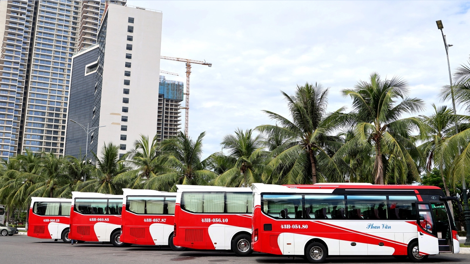 Dịch vụ đi kèm: Phương tiện vận chuyển, chỗ ở, ăn uống