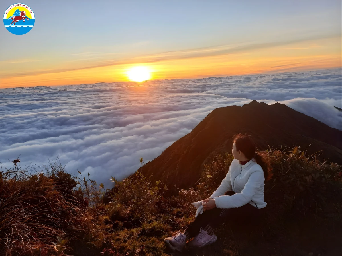 Ngắm hoàng hôn trên đỉnh Đồn Cao