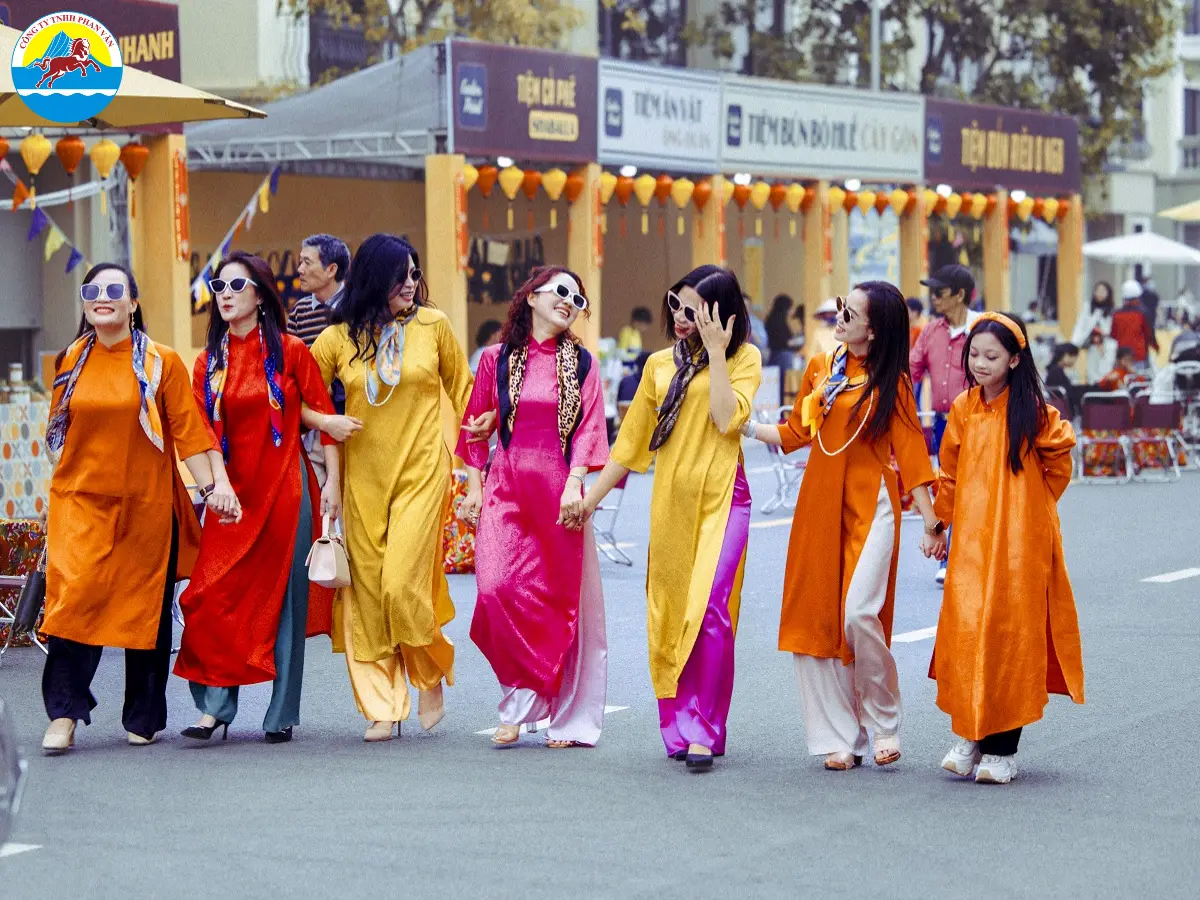 Đặc biệt khi chụp ảnh Tết Hà Nội, áo dài truyền thống là lựa chọn không thể bỏ qua để tôn lên nét cổ kính