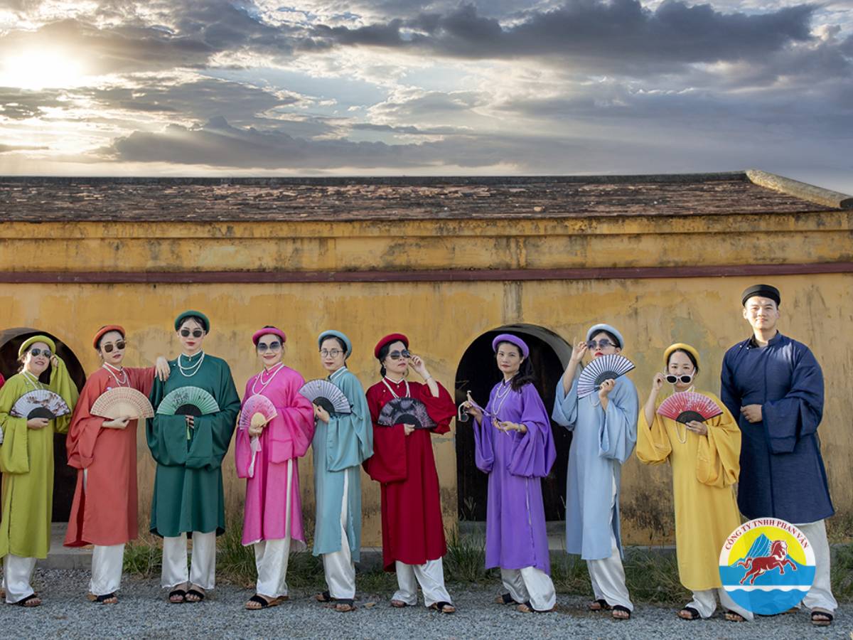 Chụp ảnh với áo dài Huế