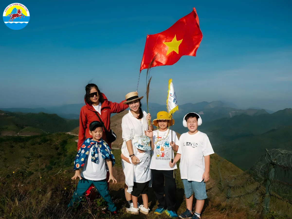 Chinh phục Cột cờ Lũng Cú