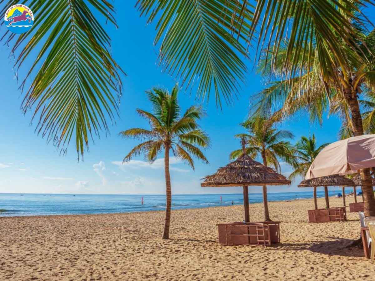 Tháng 11, biển Mỹ Khê không đông đúc giúp bạn thoải mái tận hưởng không khí trong lành