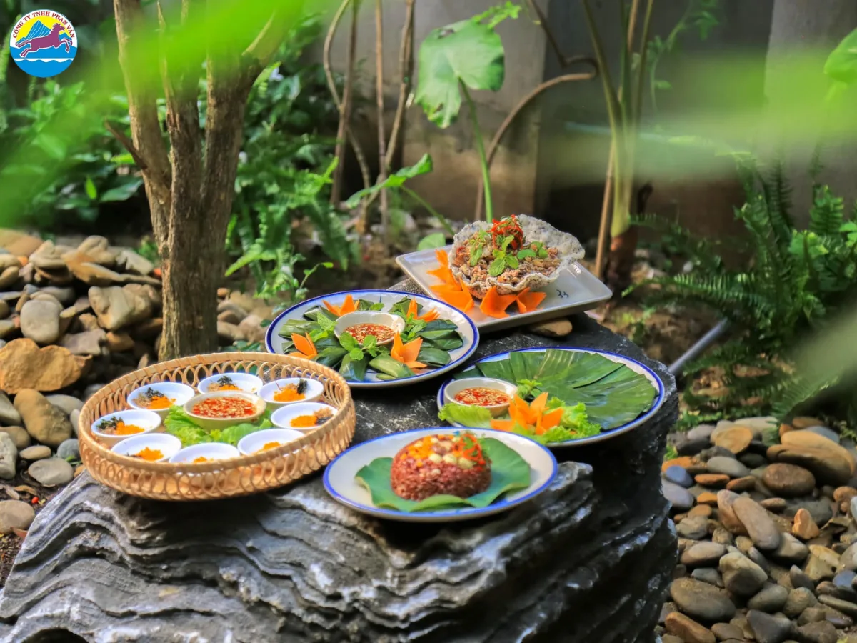 Huế nổi tiếng là vùng đất Phật giáo với nhiều chùa chiền và nhà hàng chay truyền thống