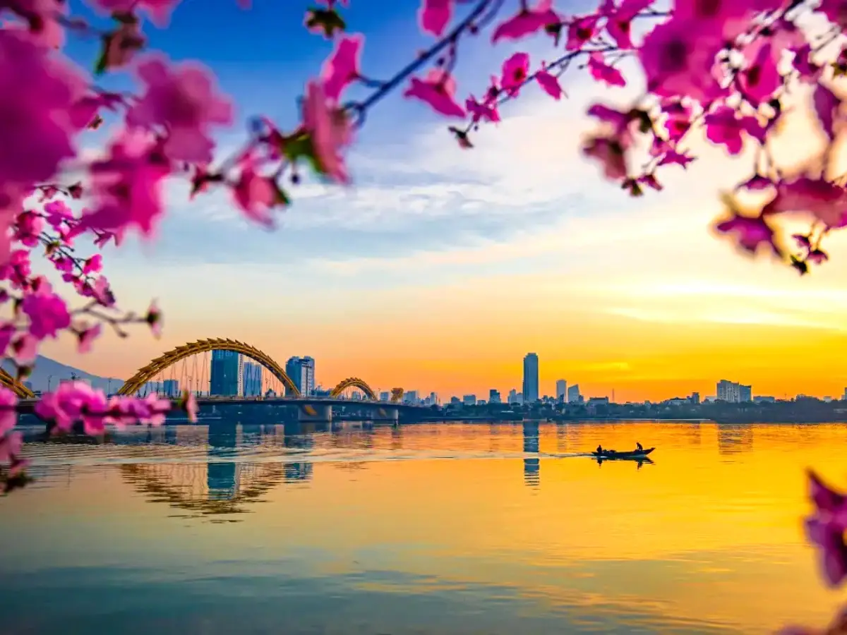 Cầu Rồng vào một buổi chiều hoàng hôn cực lãng mạn