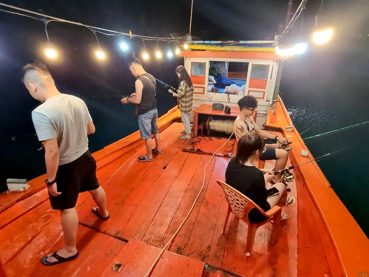 Tour câu mực đêm Đà Nẵng thuê tàu riêng