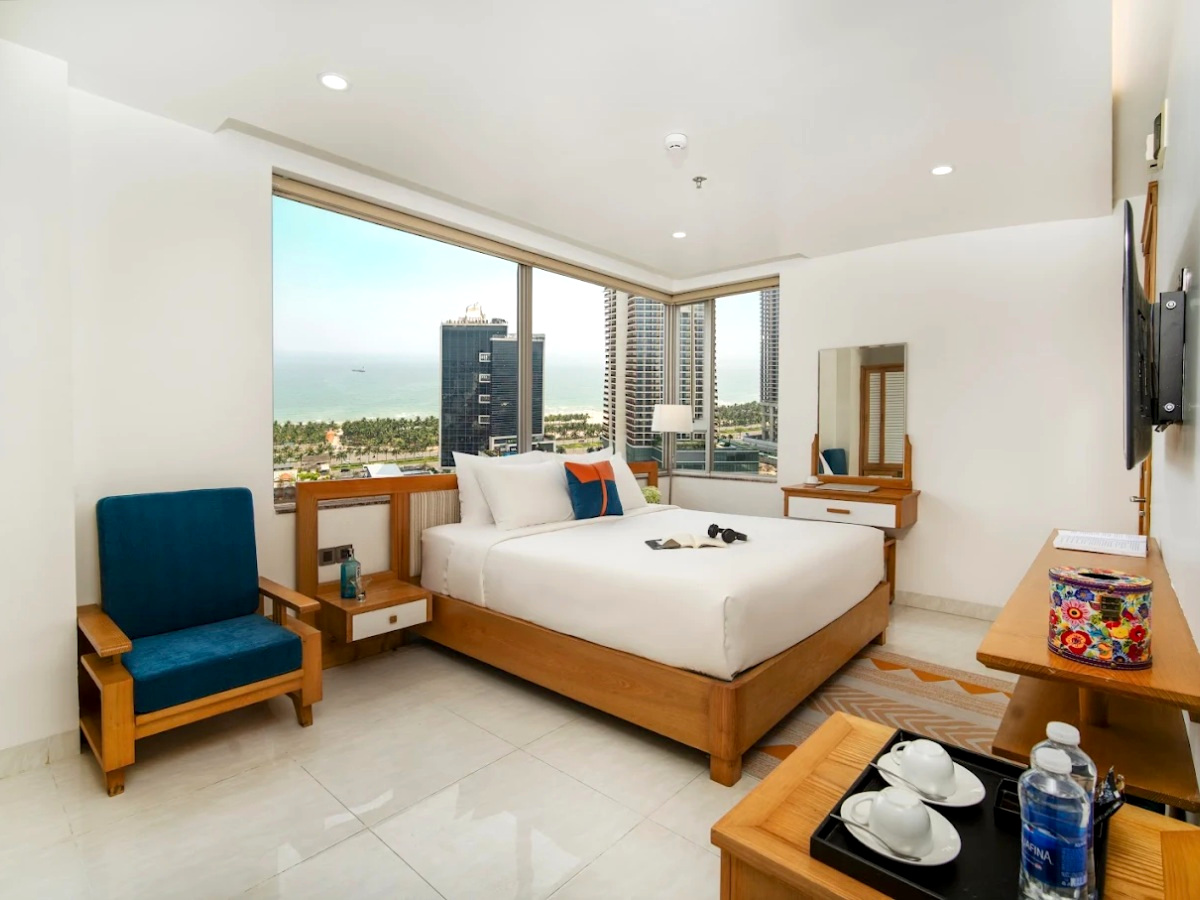 Phòng ngủ có cửa sổ hướng ra biển