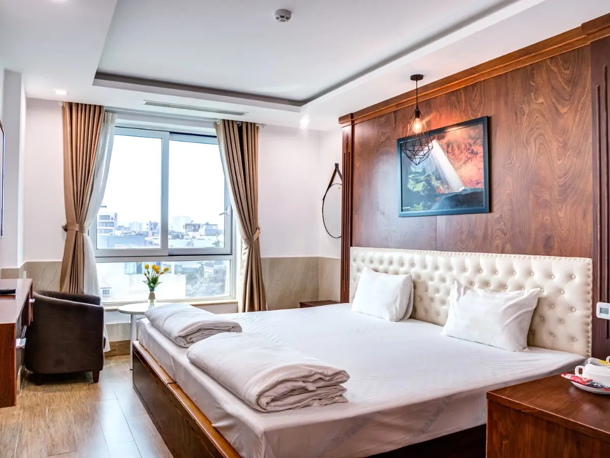 Phòng ngủ giường đơn có cửa sổ hướng về thành phố