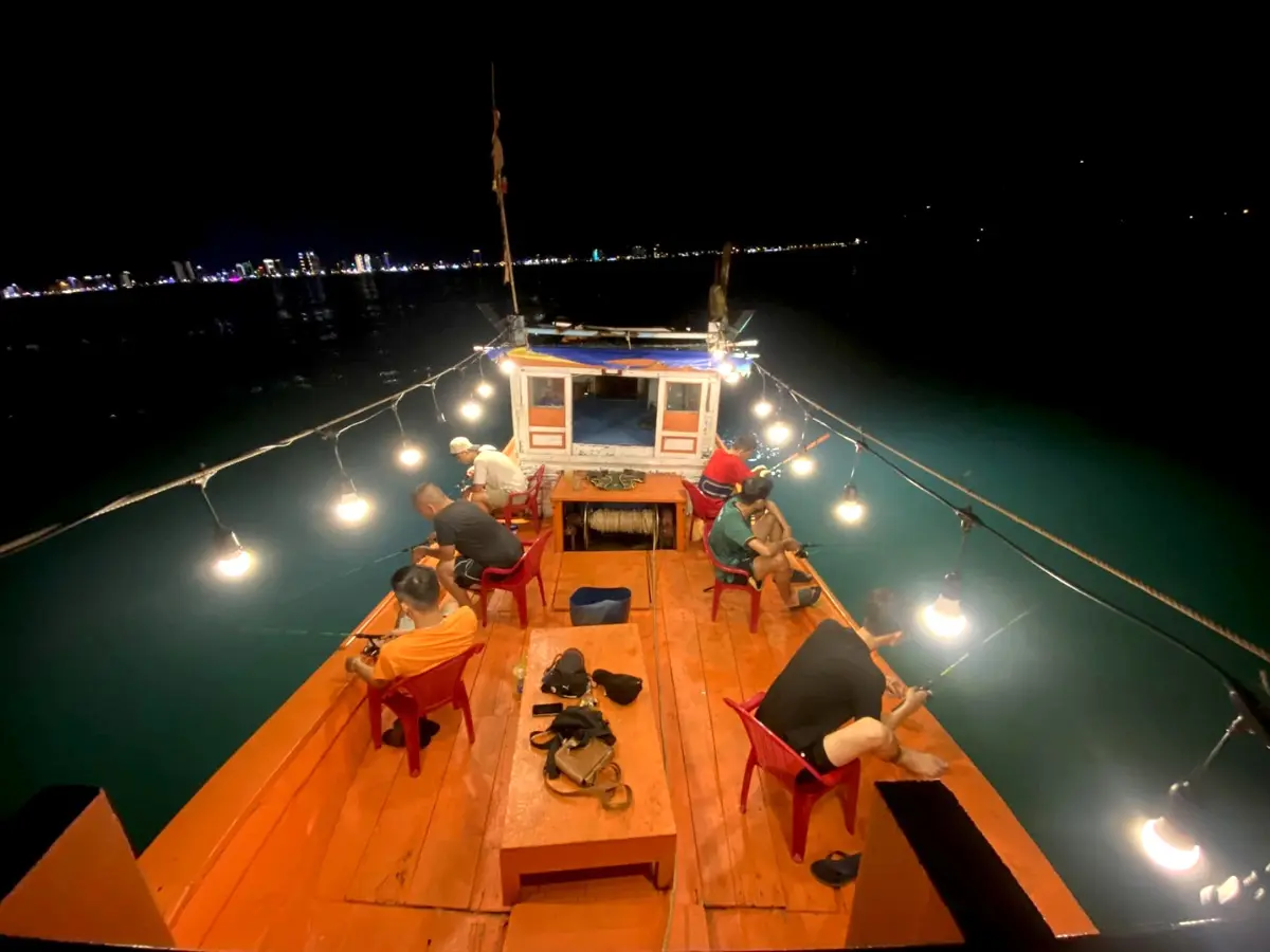 Những vị khách đang chăm chút câu mực giữa biển khơi