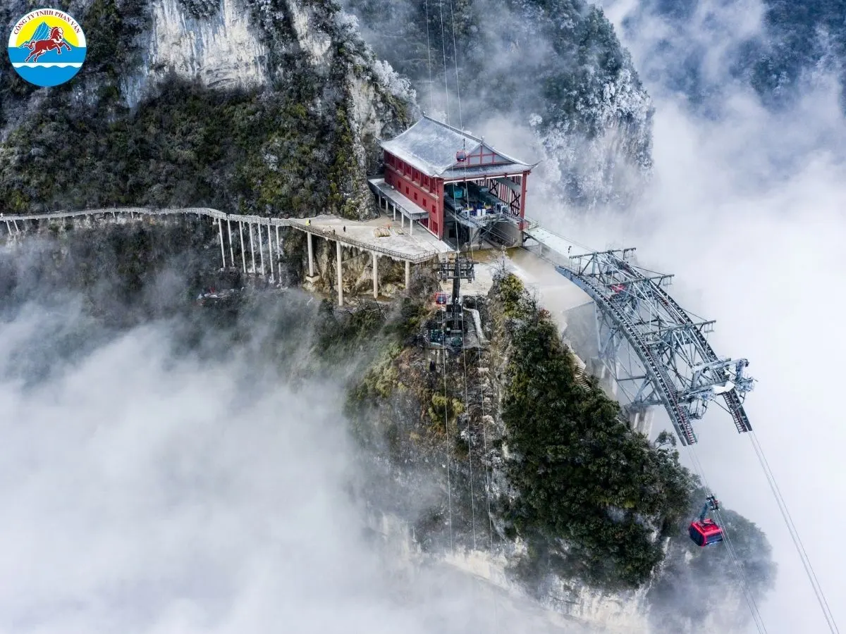 Để đến Cổng trời Thiên Môn Sơn, bạn cần đi qua thành phố Trương Gia Giới