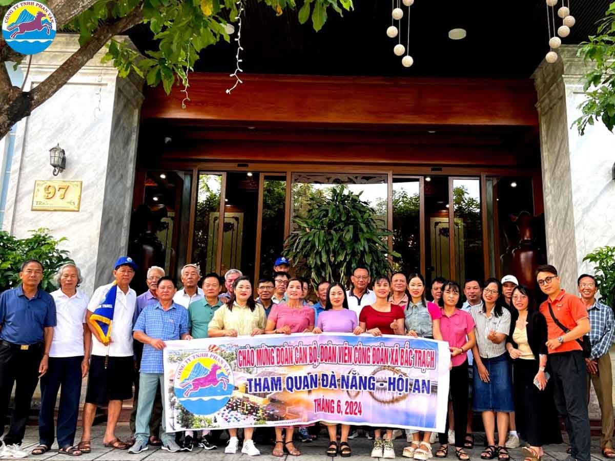 đoàn du khách tham quan