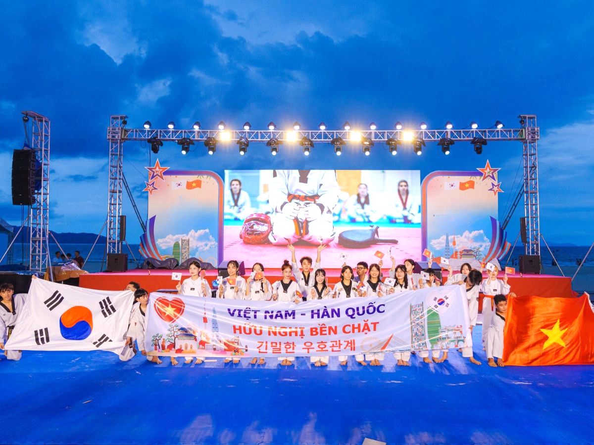 cong-vien-bien-dong-san-sang-cho-le-hoi-viet-han-2025-tai-da-nang-phan-van-travel-5