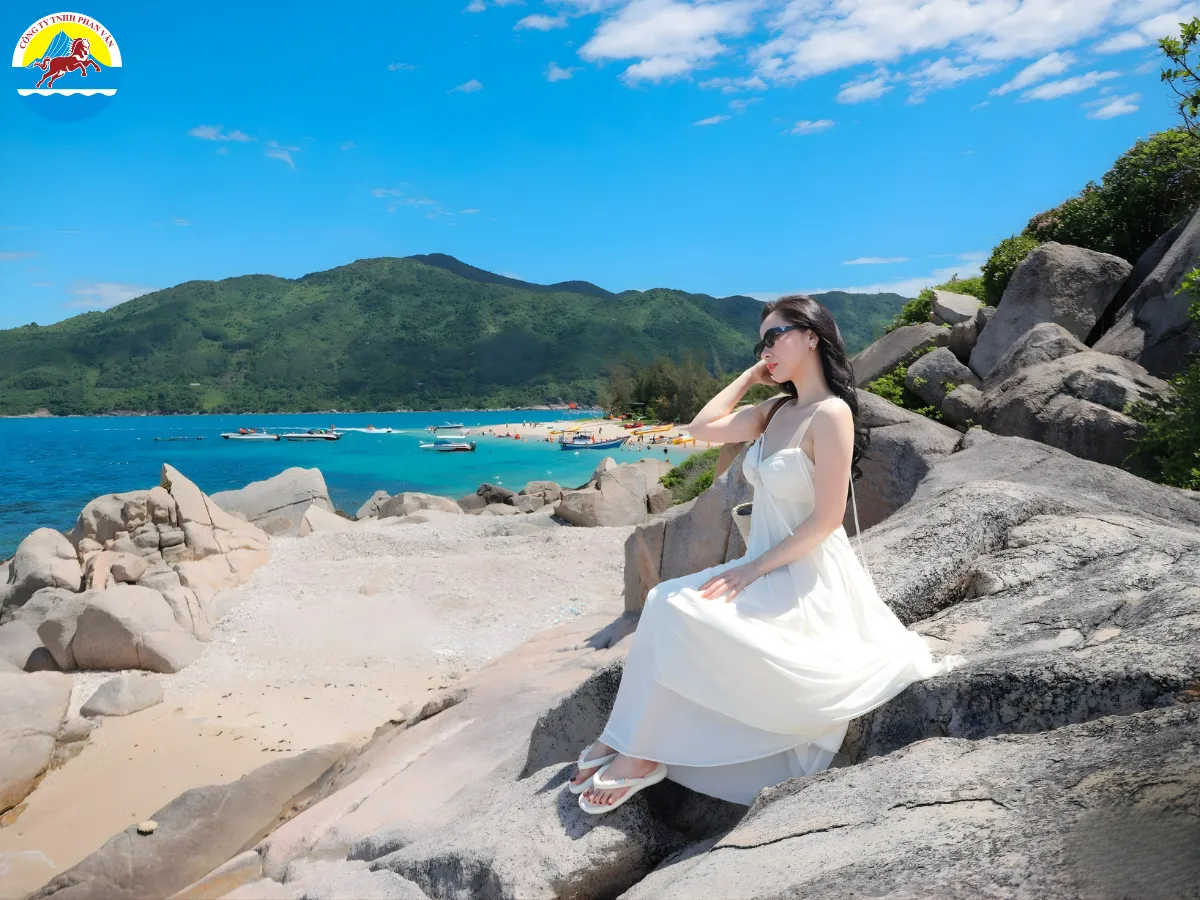 Nên liên hệ trước với ngư dân địa phương để chủ động về giờ tàu