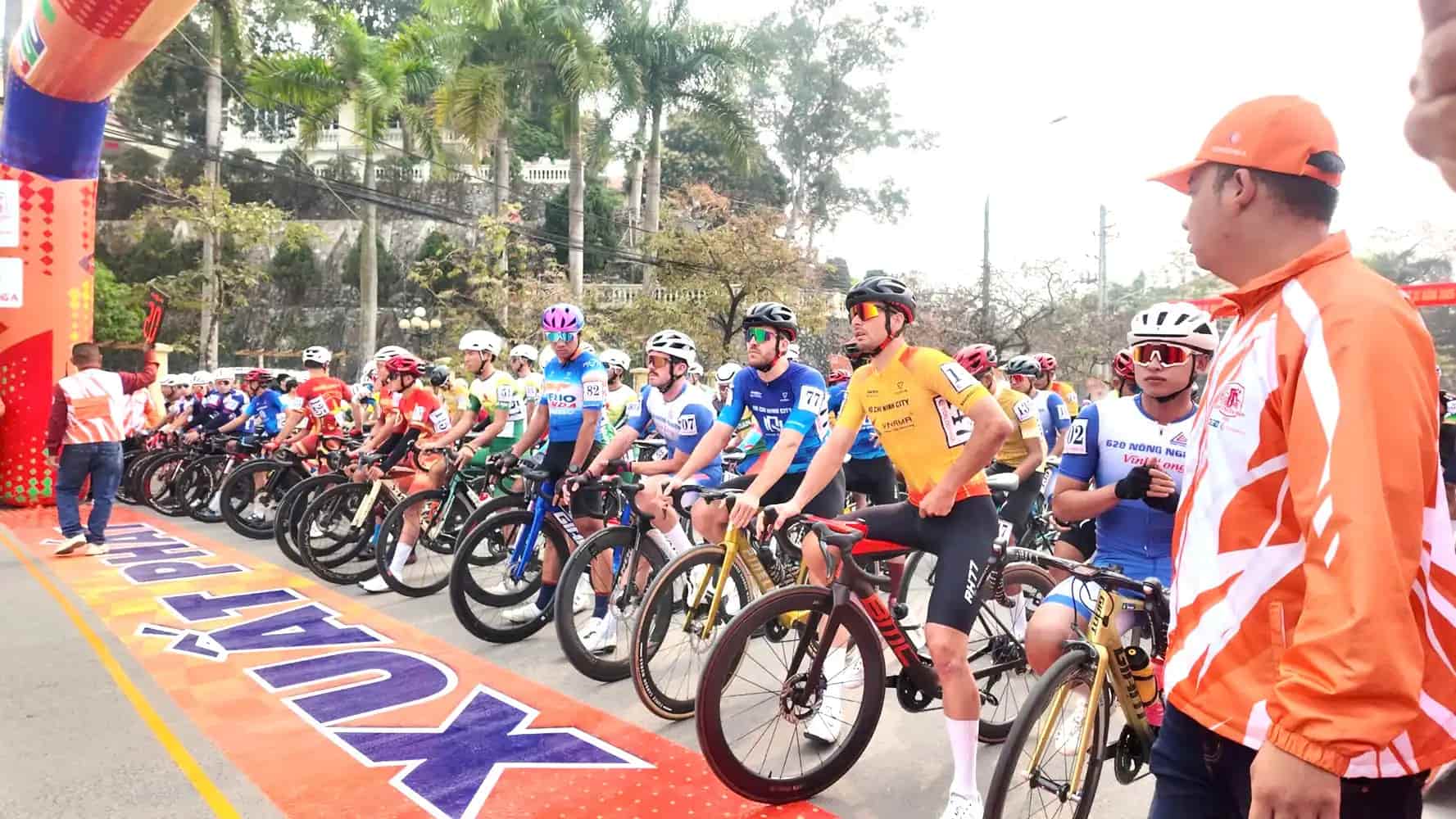 Cuộc đua xe đạp toàn quốc tranh cúp Truyền hình TPHCM lần thứ 37 diễn ra trong không khí sôi động