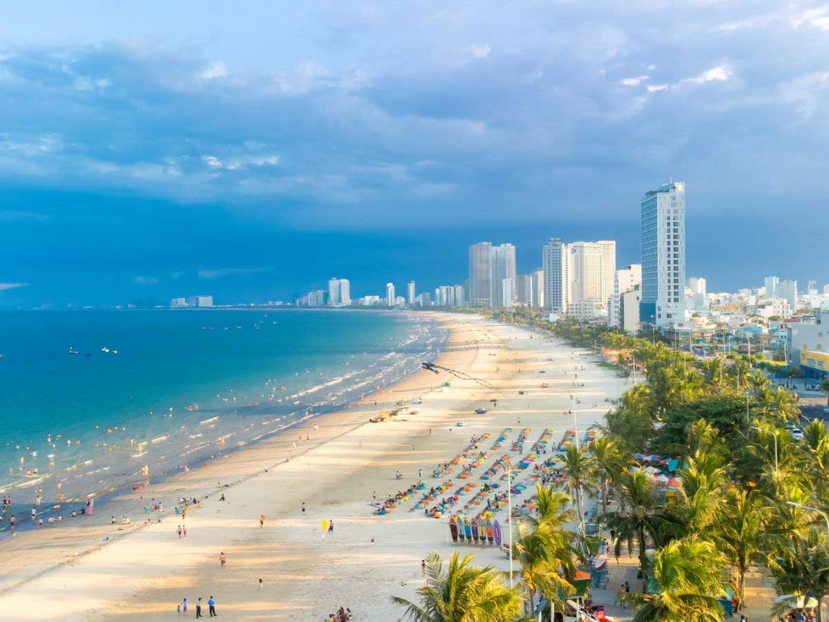 Biển êm, sóng nhẹ, nước biển có màu xanh ngọc bích quyến rũ