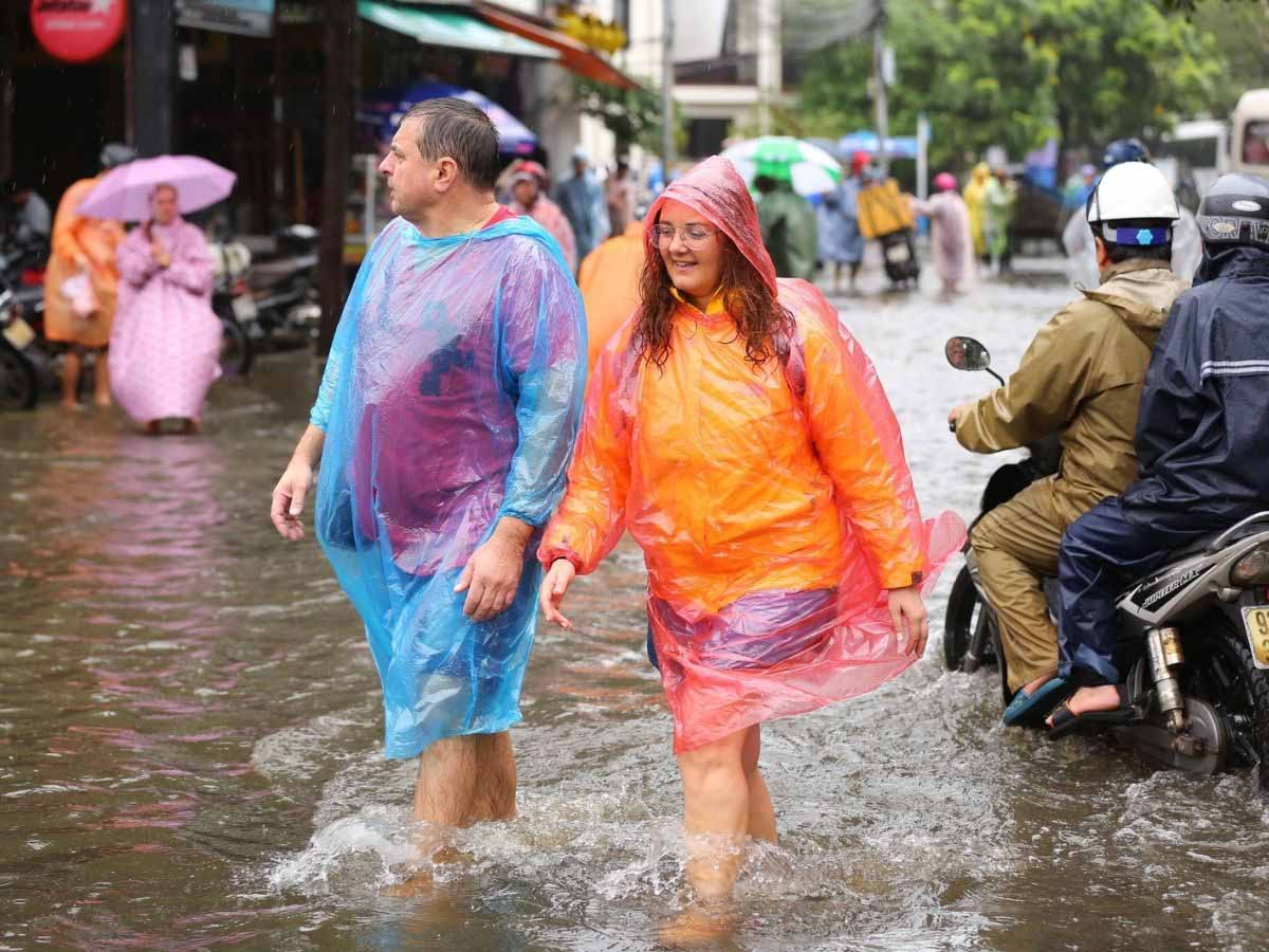 Chọn áo mưa tiện lợi thay vì mang ô dù cồng kềnh