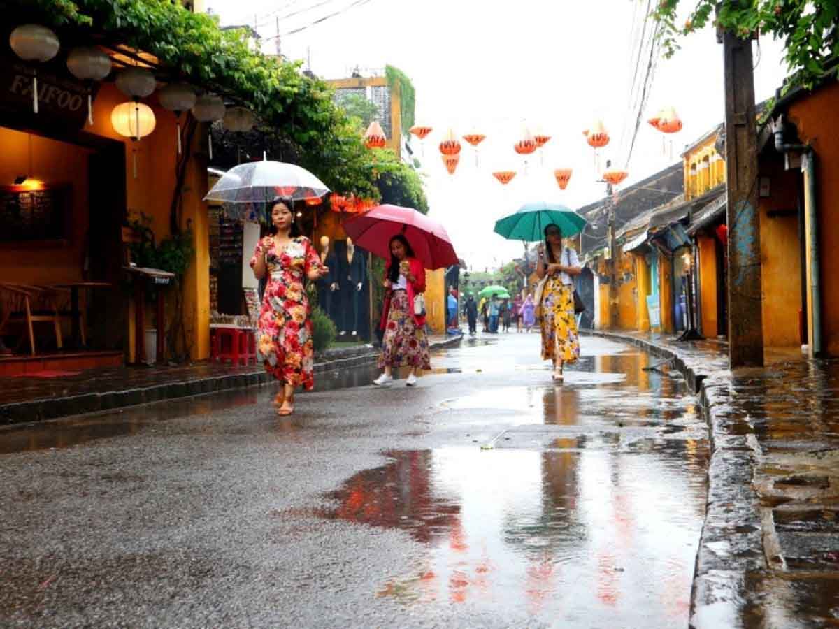 Hạn chế ra ngoài khi trời mưa lớn, trời mưa lát đát vẫn có thể đi đạo