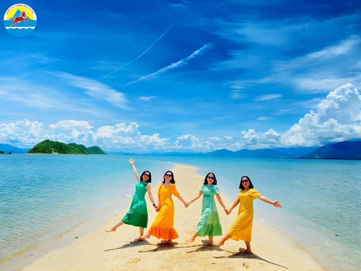 Con đường cát xuyên biển tại đảo Điệp Sơn Nha Trang
