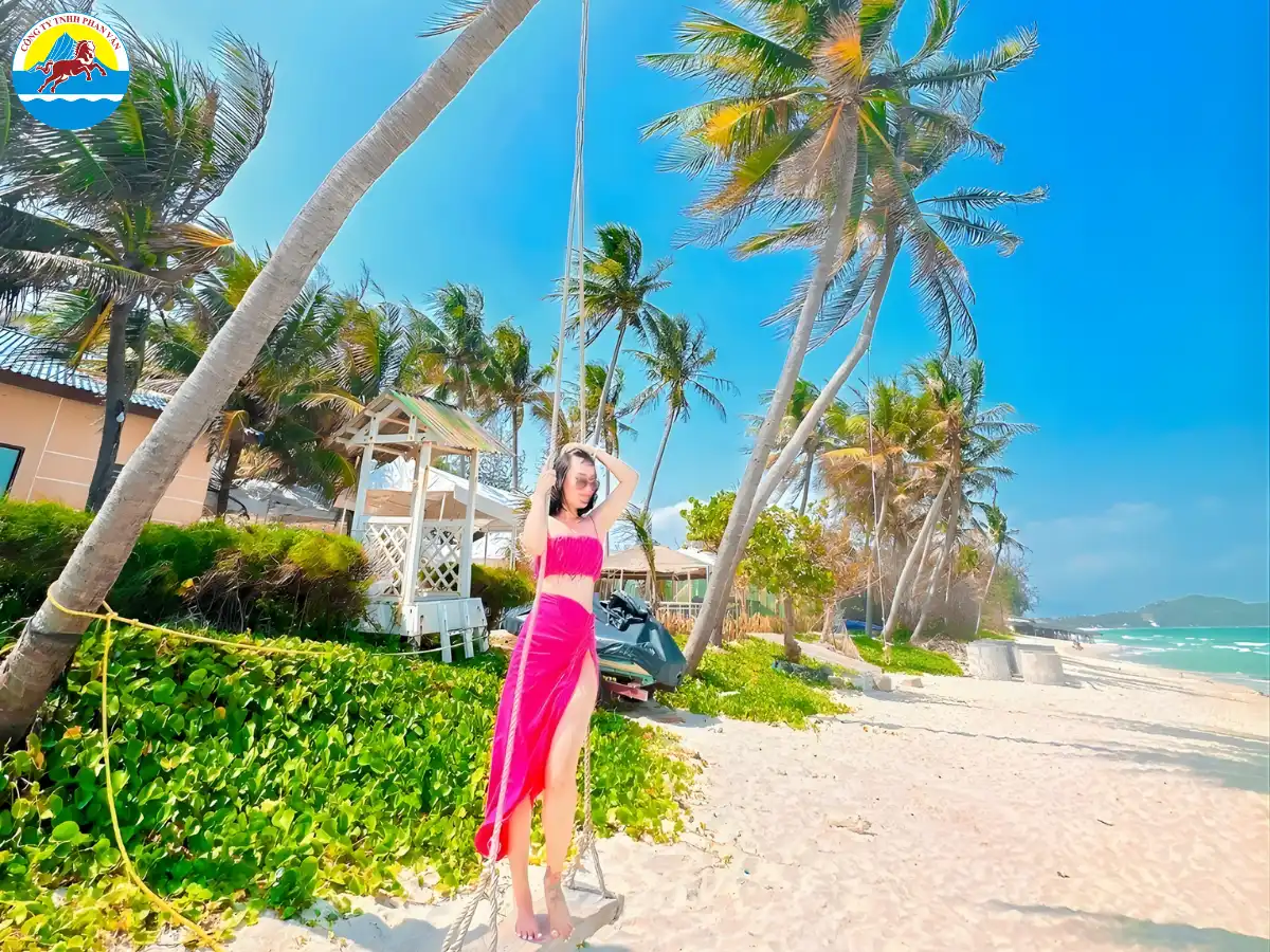 Tắm biển tại đảo Điệp Sơn Nha Trang
