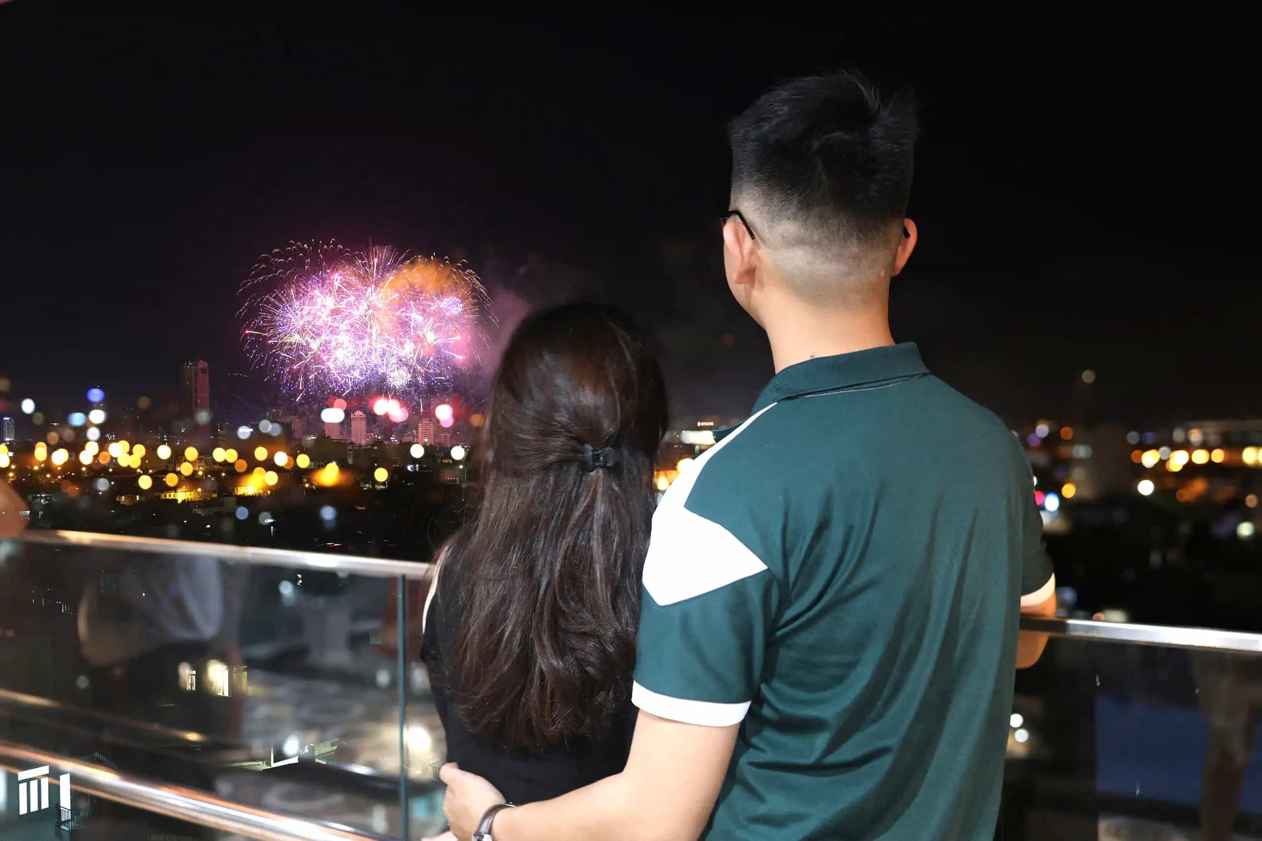 ngắm pháo hoa trên sân thượng tại khách sạn phan văn