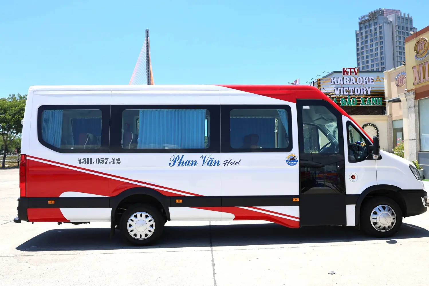 Cùng Phan Văn đi xem bắn pháo hoa với xe 19 chỗ