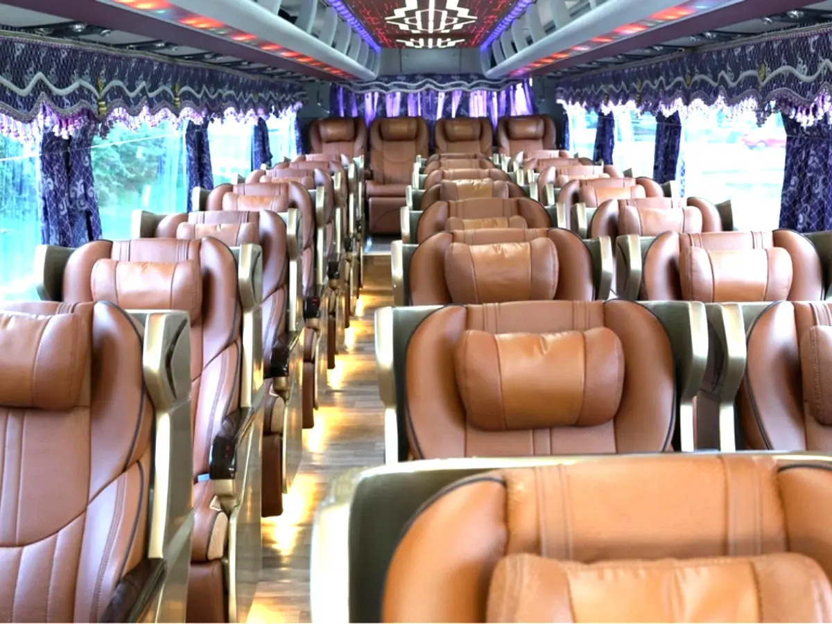 Bên trong nội thất sang trọng của xe limousine 29 chỗ