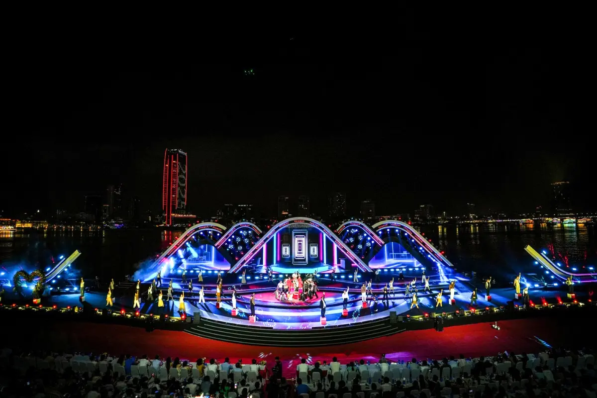 Địa điểm tổ chức sự kiện tại bờ cầu sông Hàn