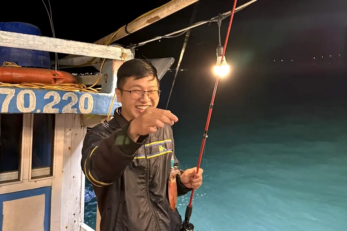 Hình ảnh vui vẻ của du khách khi câu được chú mực tươi rói