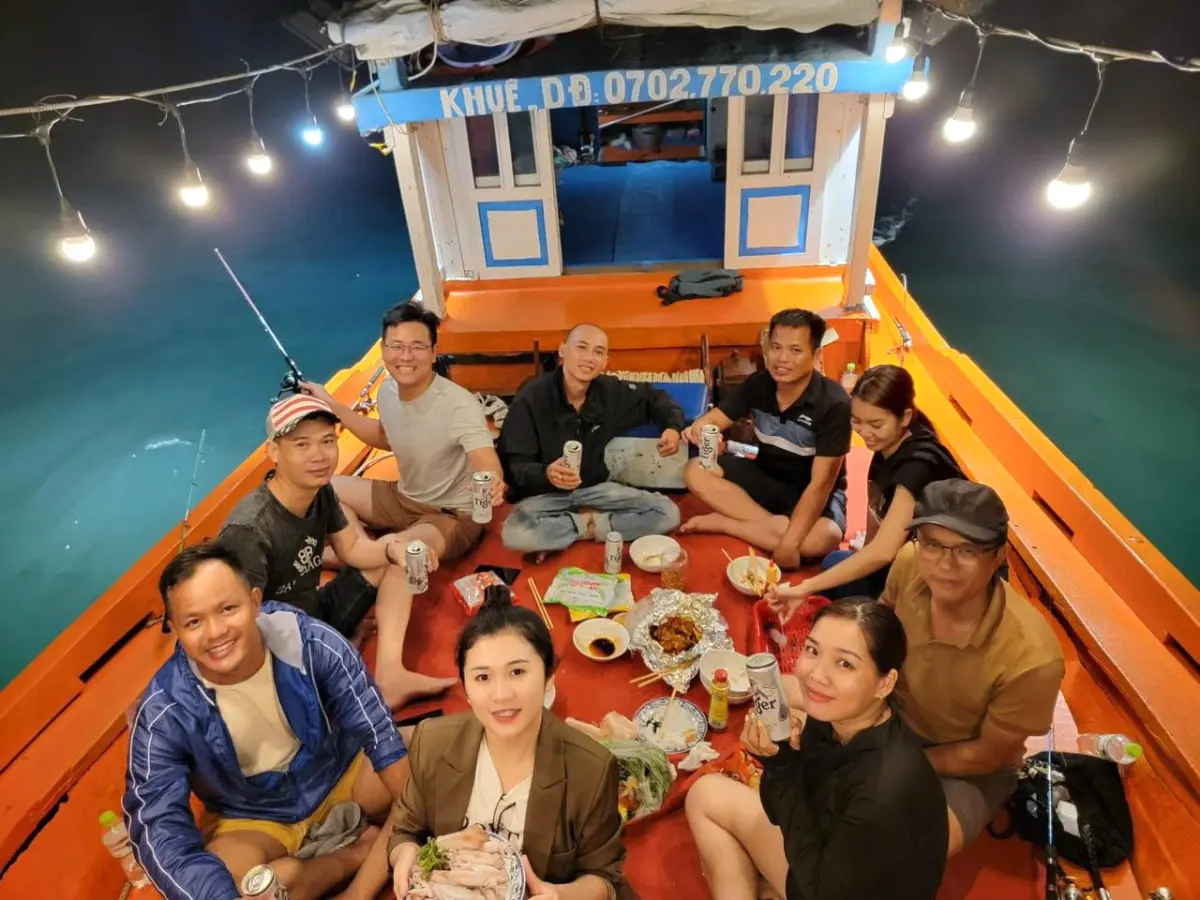 Thưởng thức đại tiệc ngay trên tàu cùng gia đình