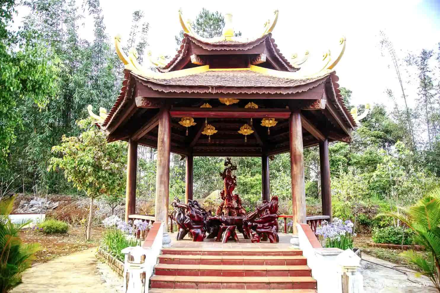 Bên trong Chùa Khánh Lâm