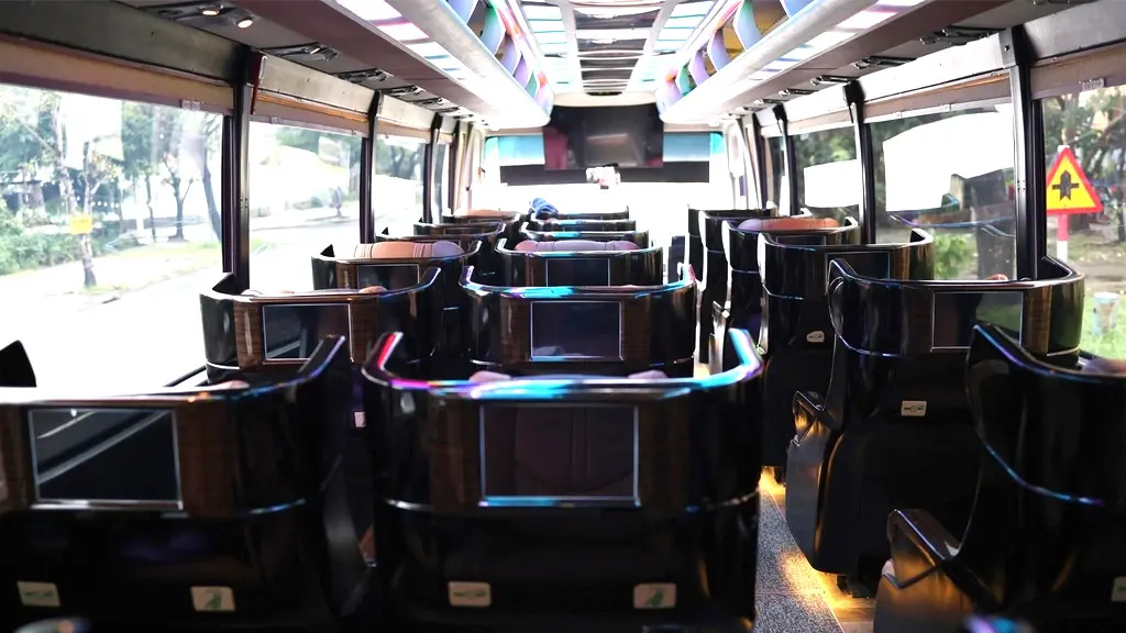 Bên trong xe có đầy đủ các tiện ích cho bạn sử dụng