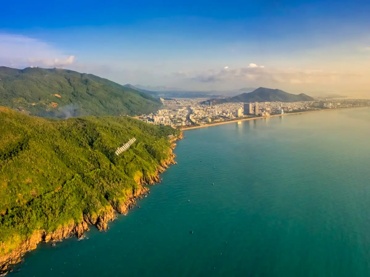 Khung cảnh Gềnh Ráng Tiên Sa vào một buổi xế chiều