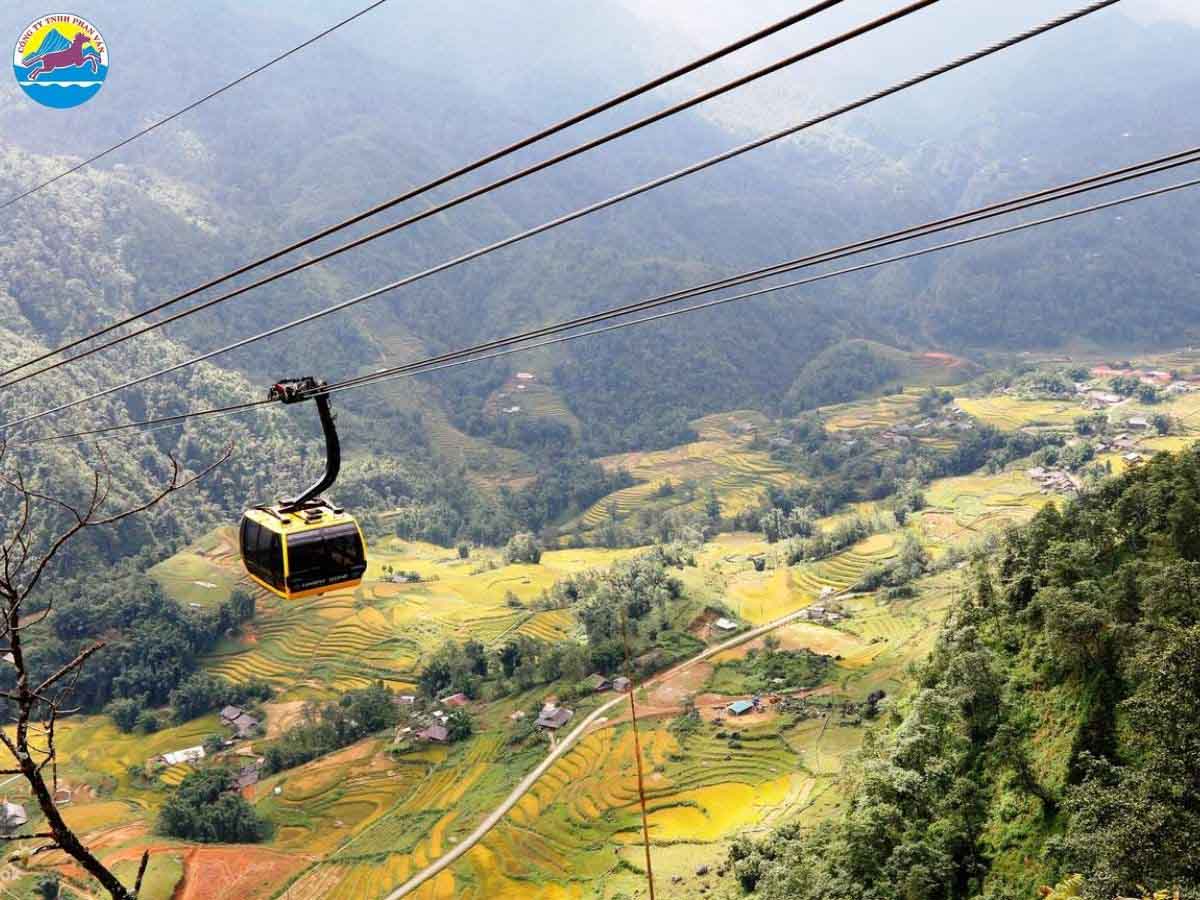 Đi cáp treo chinh phục đỉnh Fansipan