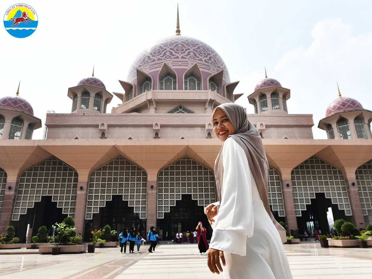 Khi tham quan đền thờ Hồi giáo hoặc Ấn Độ giáo, trang phục kín đáo, che vai và chân là bắt buộc