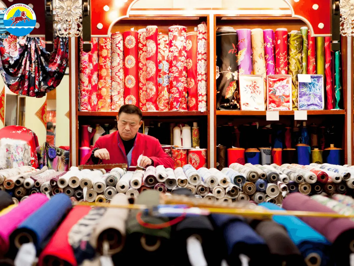 Tơ lụa Tô Châu là di sản thủ công trứ danh với chất liệu mềm mại và kỹ thuật dệt điêu luyện