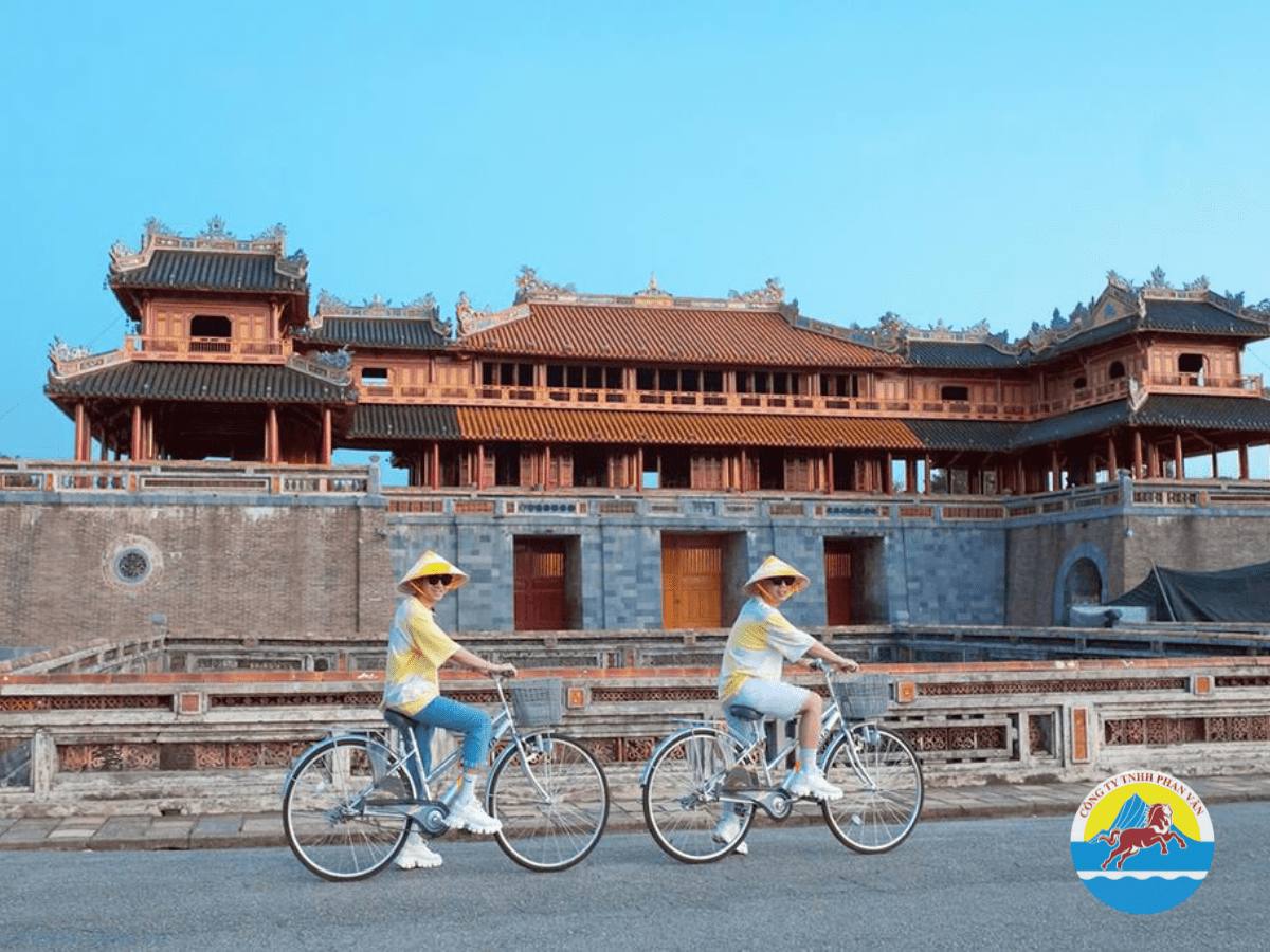 Đi xe đạp quanh Huế