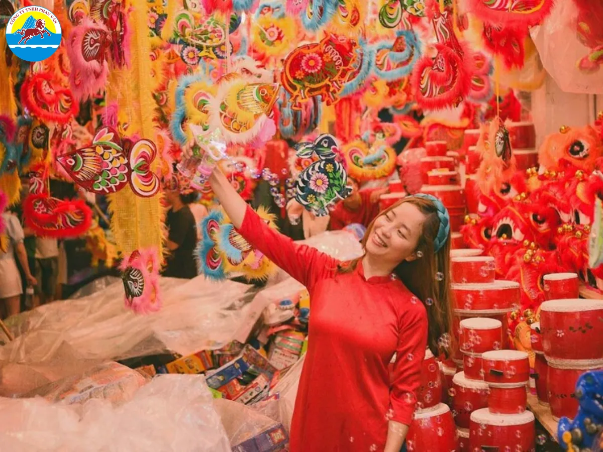 Phố Hàng Mã trong mùa Trung thu thường hoạt động từ 8h sáng đến 23h