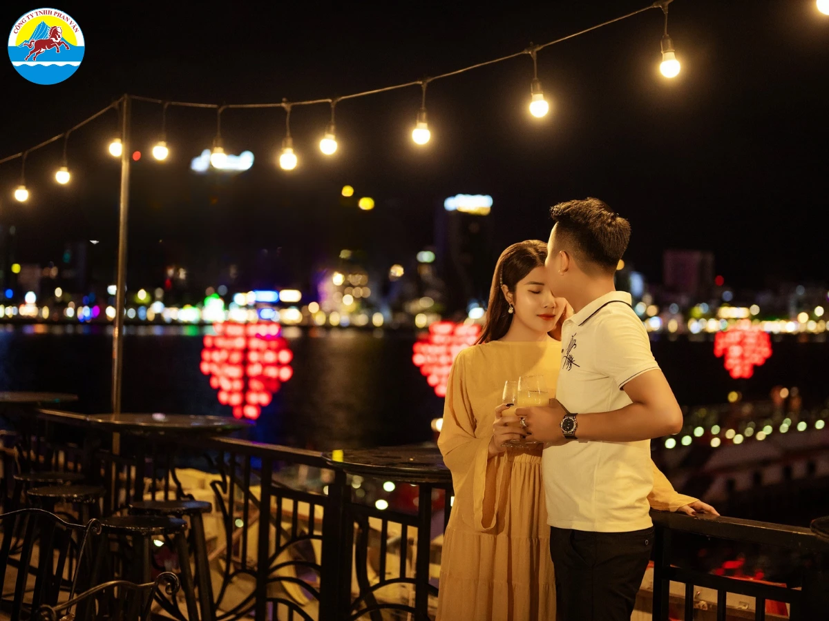Cặp đôi chụp ảnh tại Cầu Tình Yêu Đà Nẵng