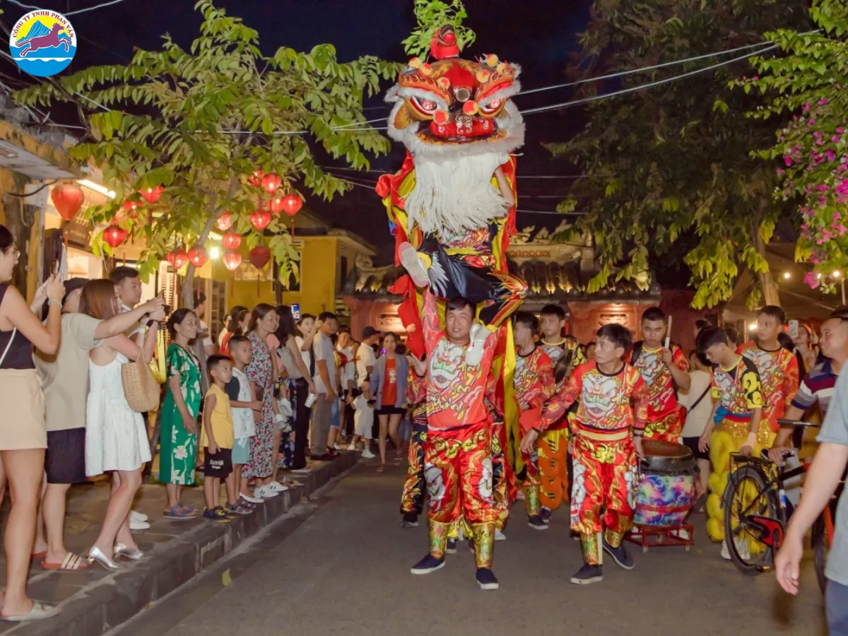 Vào đêm Trung thu, Hội An trở nên rực rỡ với hàng ngàn chiếc lồng đèn