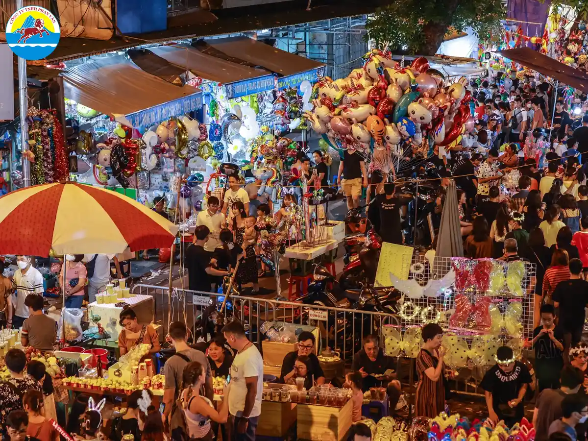 Du khách đi chơi trung thu tại phố đi bộ Hồ Gươm