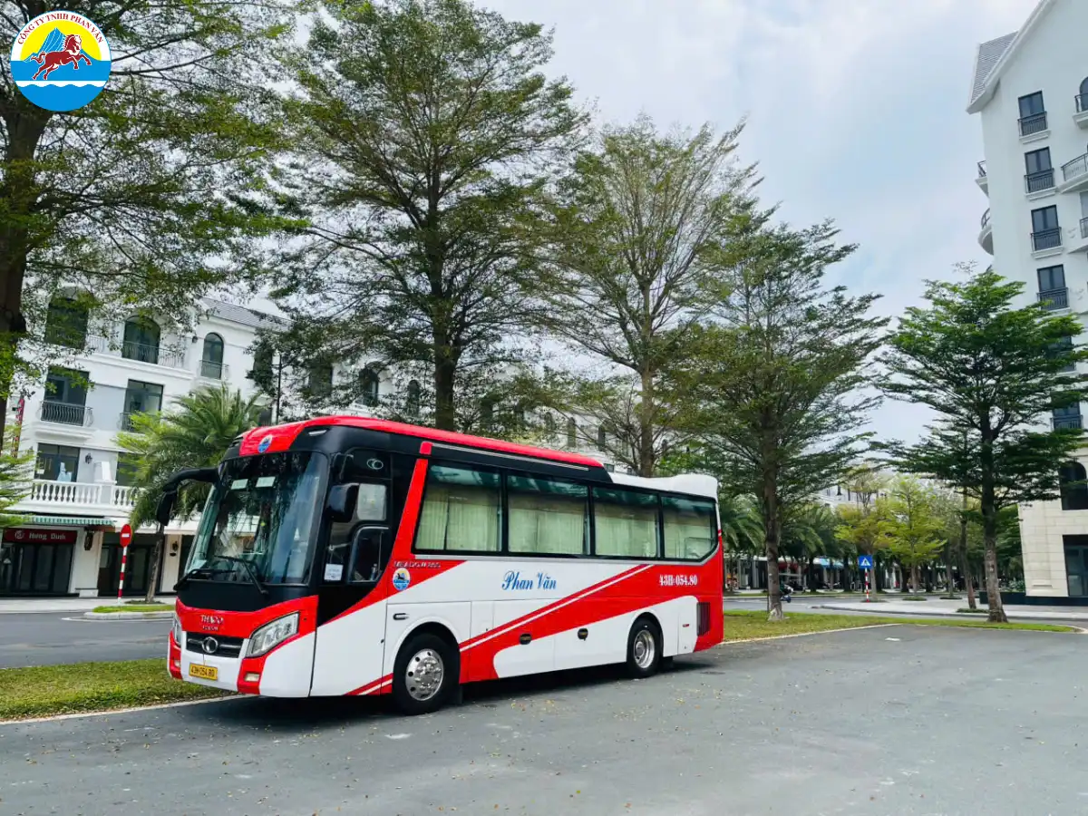 Công ty sở hữu đội xe đa dạng từ 5-45 chỗ, xe limousine, xe VIP hạng sang